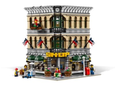 LEGO 10211 Grand Emporium - Image 2