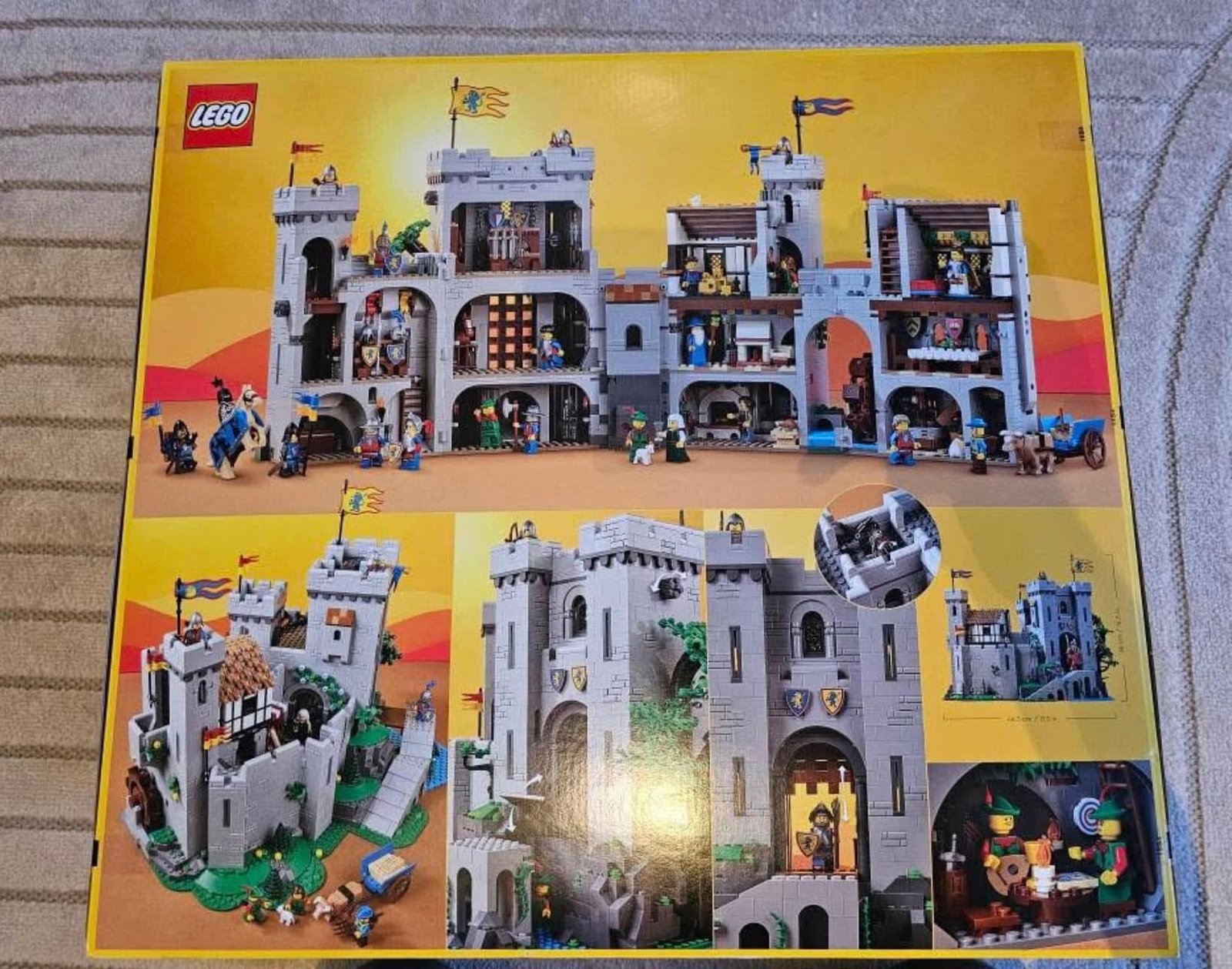 LEGO Icons 10305 Lion Knights Castle - Image 2