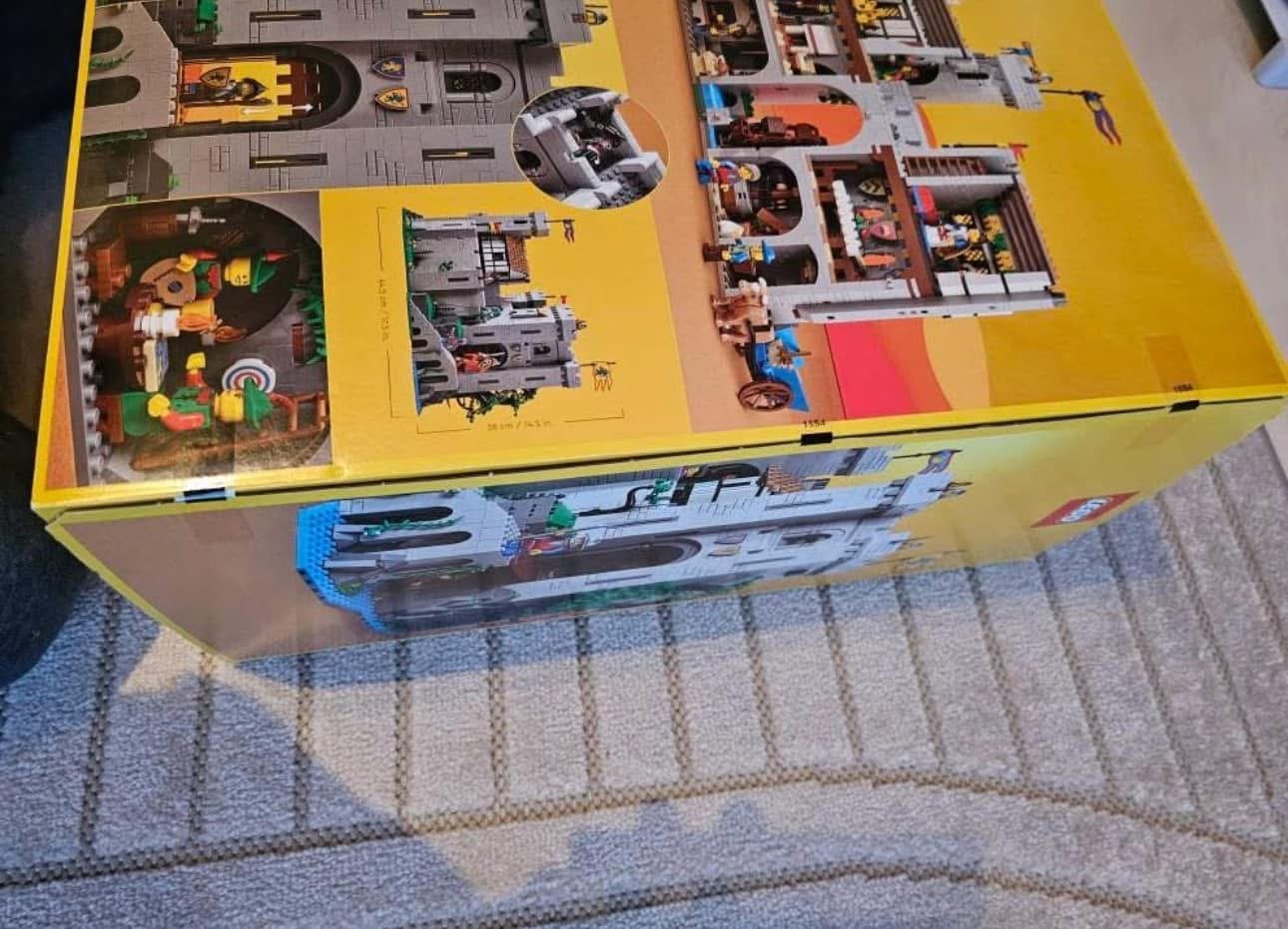 LEGO Icons 10305 Lion Knights Castle - Image 3